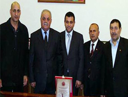 Şehit ve Gazi ailelerinden Başkonsolosa onur ödülü