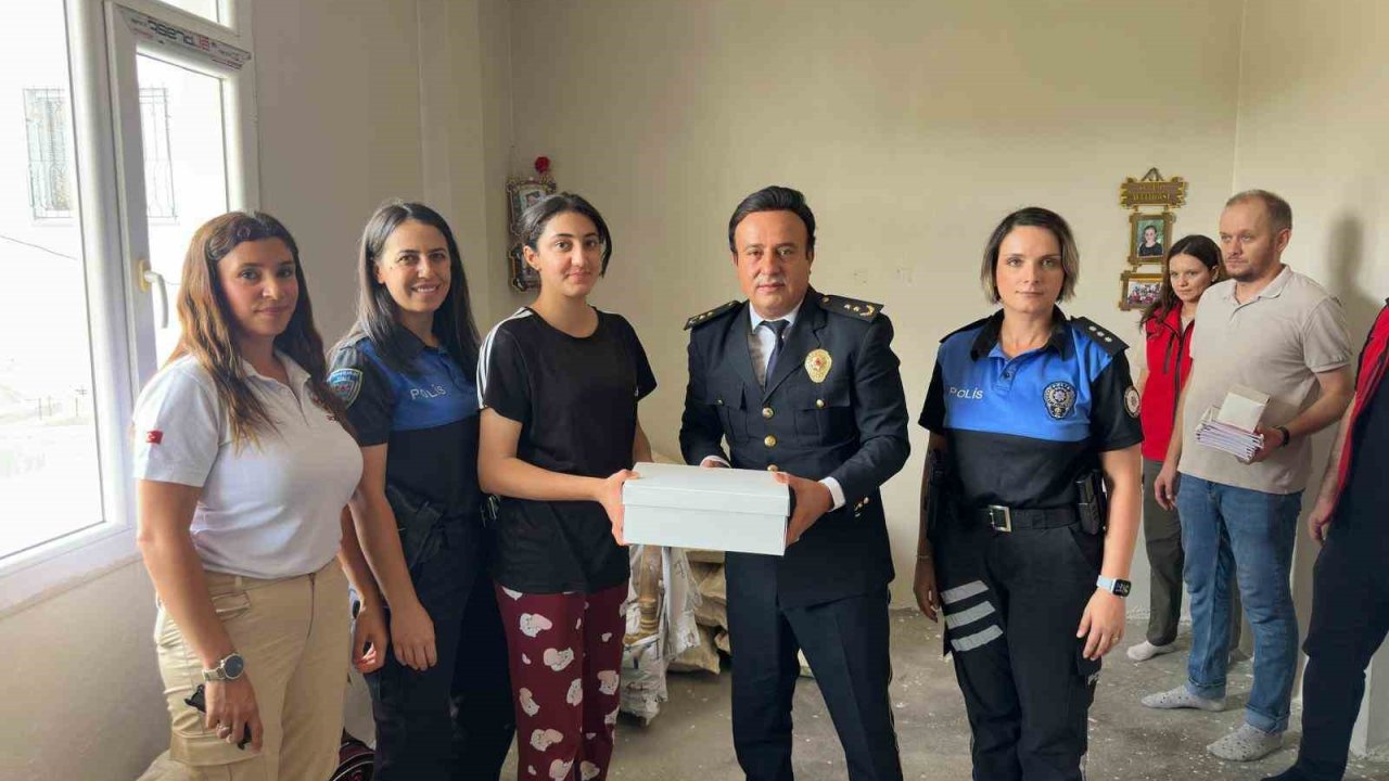 Cizre İlçe Emniyet Müdürü Elmalı, kız çocuklarına ayakkabı hediye etti
