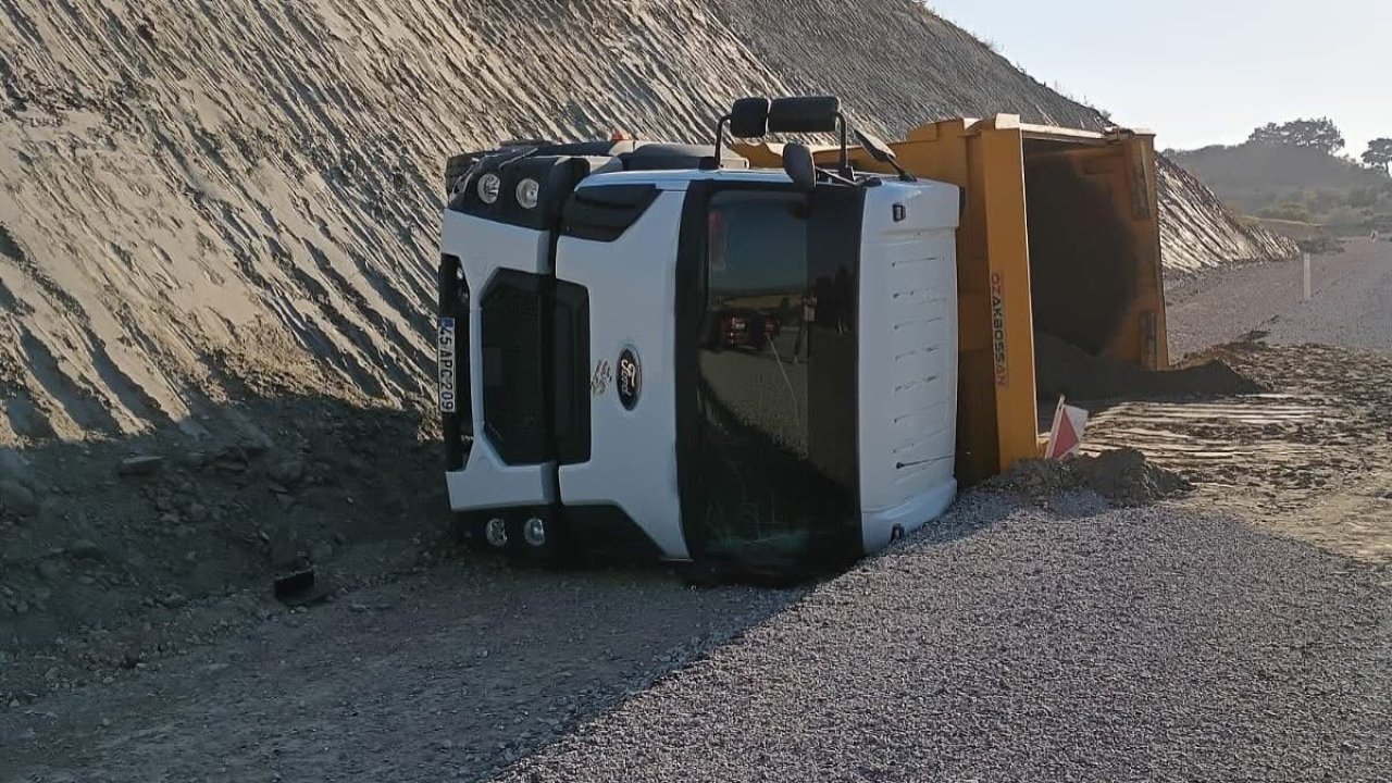 Park halindeki kamyon hareket edip devrildi