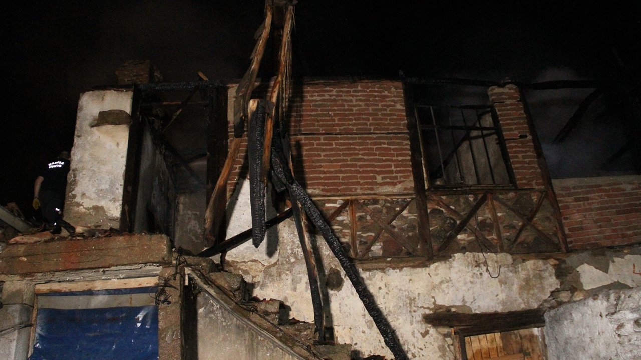 Kula’da gece saatlerinde yangın paniği