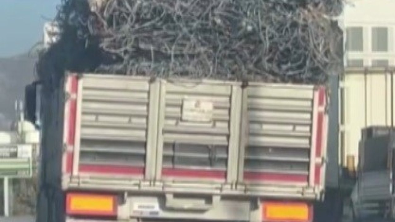 Hatay’da demir yüklü tır trafikte yürekleri ağza getirdi