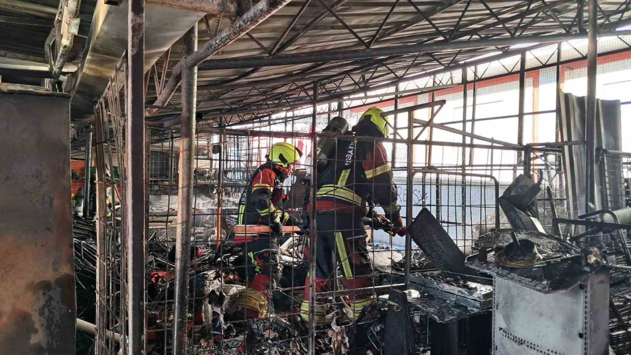 Balıkesir’de zincir market deposunda yangın