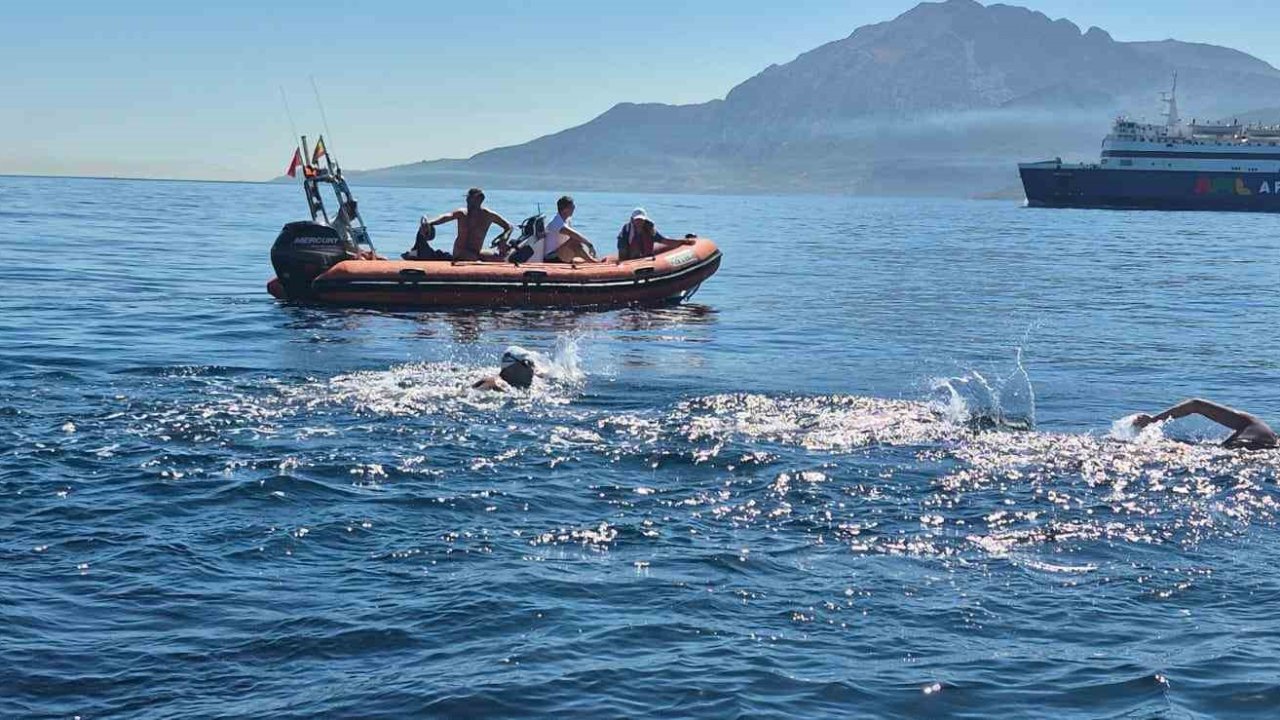 İzmirli Tuna, Cebelitarık Boğazı’nı yüzerek geçen dünyadaki ilk otizmli maraton yüzücüsü