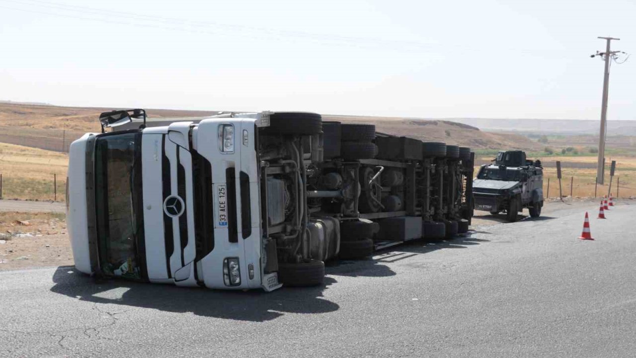 Cizre’de virajı alamayan tır devrildi, sürücü yaralandı