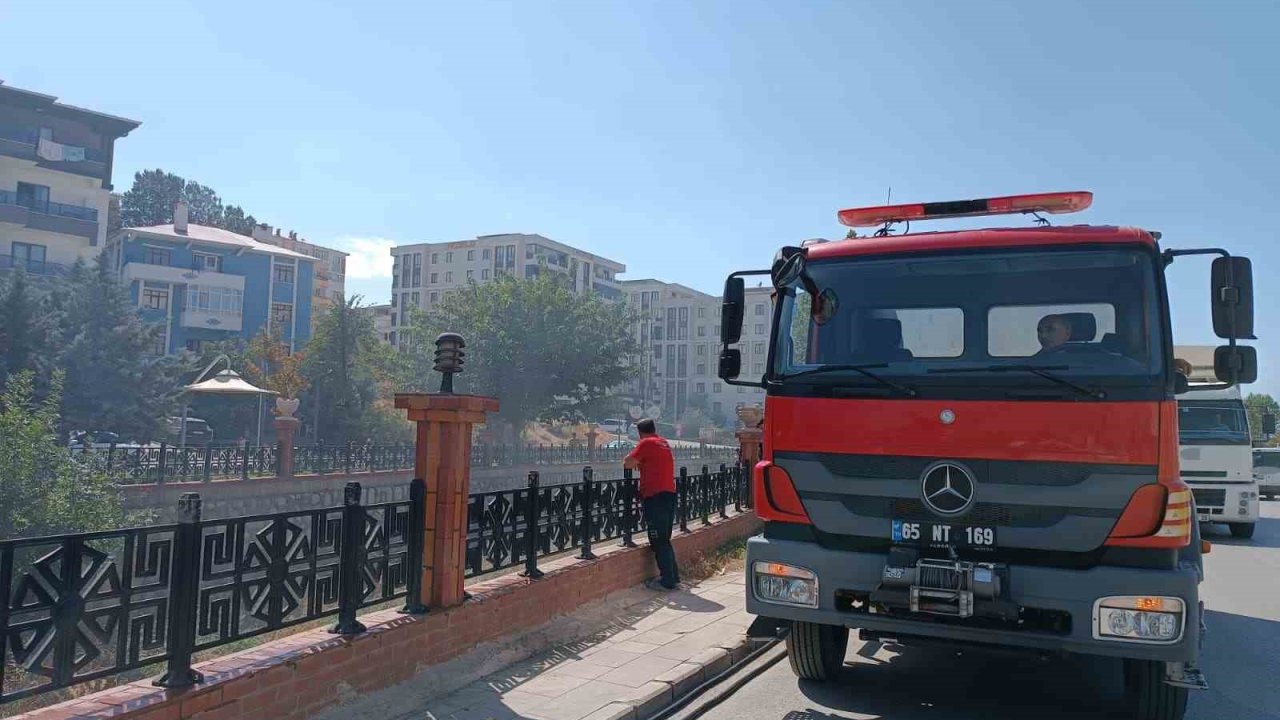 Van’da kuru ot yangını