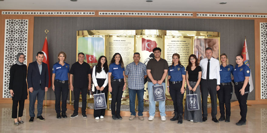 Üniversiteyi kazanan çocuklara Müdür Saka'dan anlamlı jest