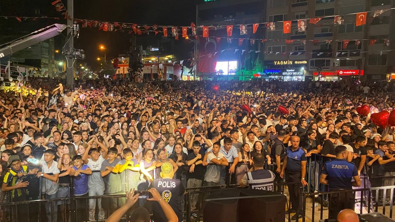 Elektrik arızası ve sağanak, Aleyna Tilki konserini erteledi