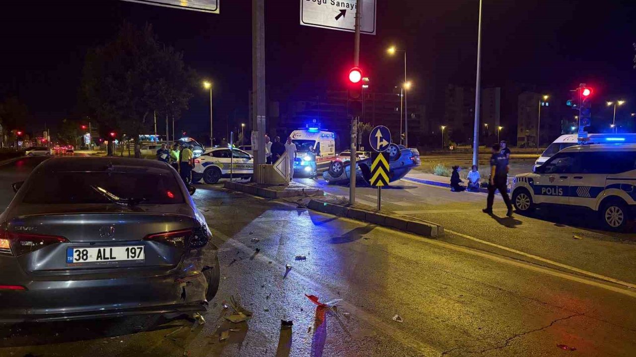 Işıkta bekleyen otomobile arkadan çarpıp, takla attı