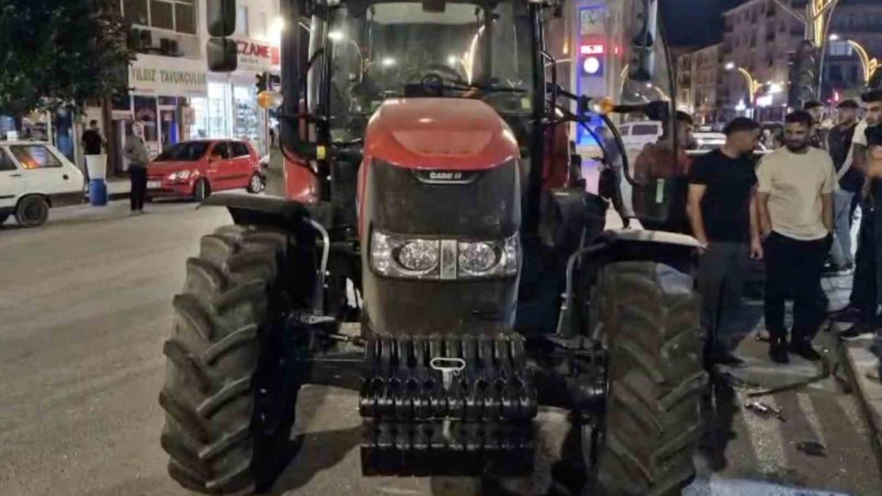 Alkollü traktör sürücüsü 3 araca çarparak durabildi: O anlar kamerada