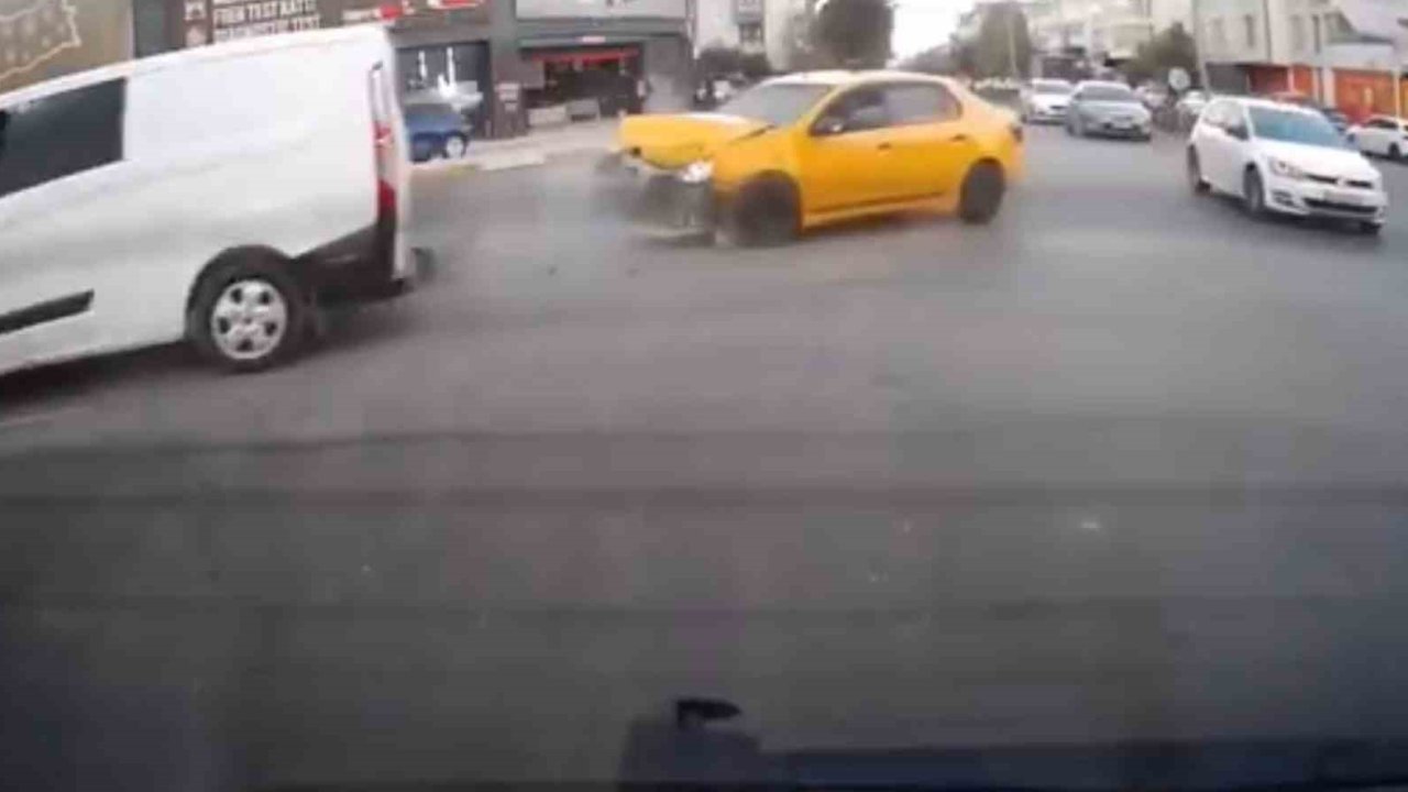 Elazığ’da trafik kazası kameralara yansıdı