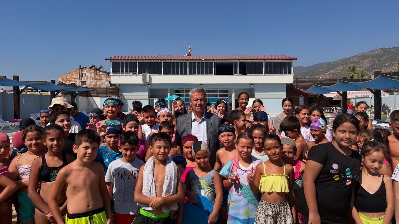 Başkan Erol: "260 çocuğumuza yüzme öğretmenin mutluluğunu yaşıyoruz"