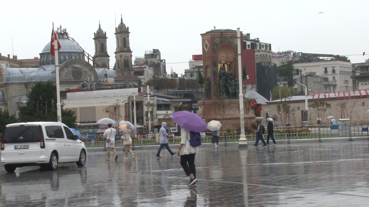 Taksim’de yağışlı hava etkisini sürdürüyor