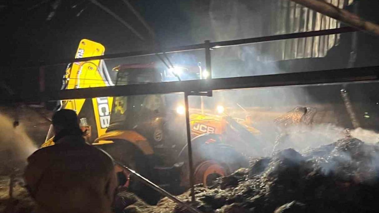 Çiftlikte çıkan yangında saman balyaları alevlere teslim oldu