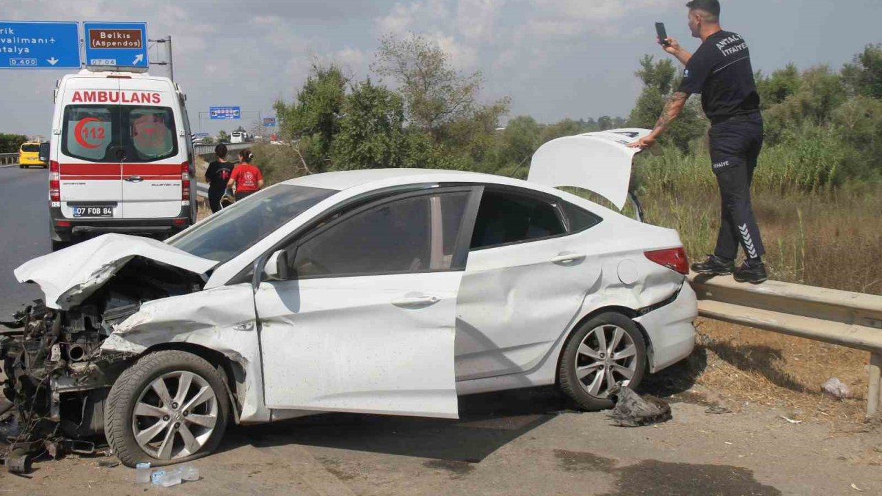 Otomobil yol kenarında bariyerlere çarptı: 2 yaralı