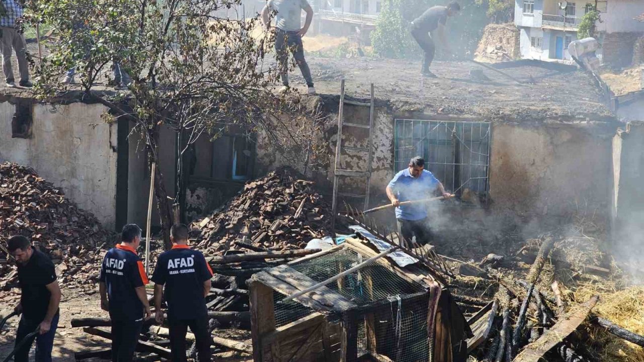 Tokat’ta bir ev ve samanlık tamamen yanarak kullanılmaz hale geldi