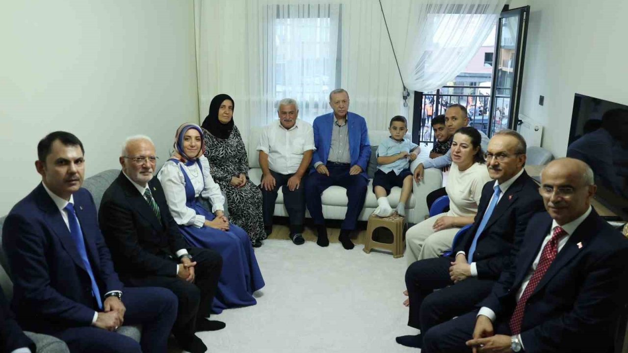 Cumhurbaşkanı Erdoğan, Malatya’da depremzede bir aileyi ziyaret etti