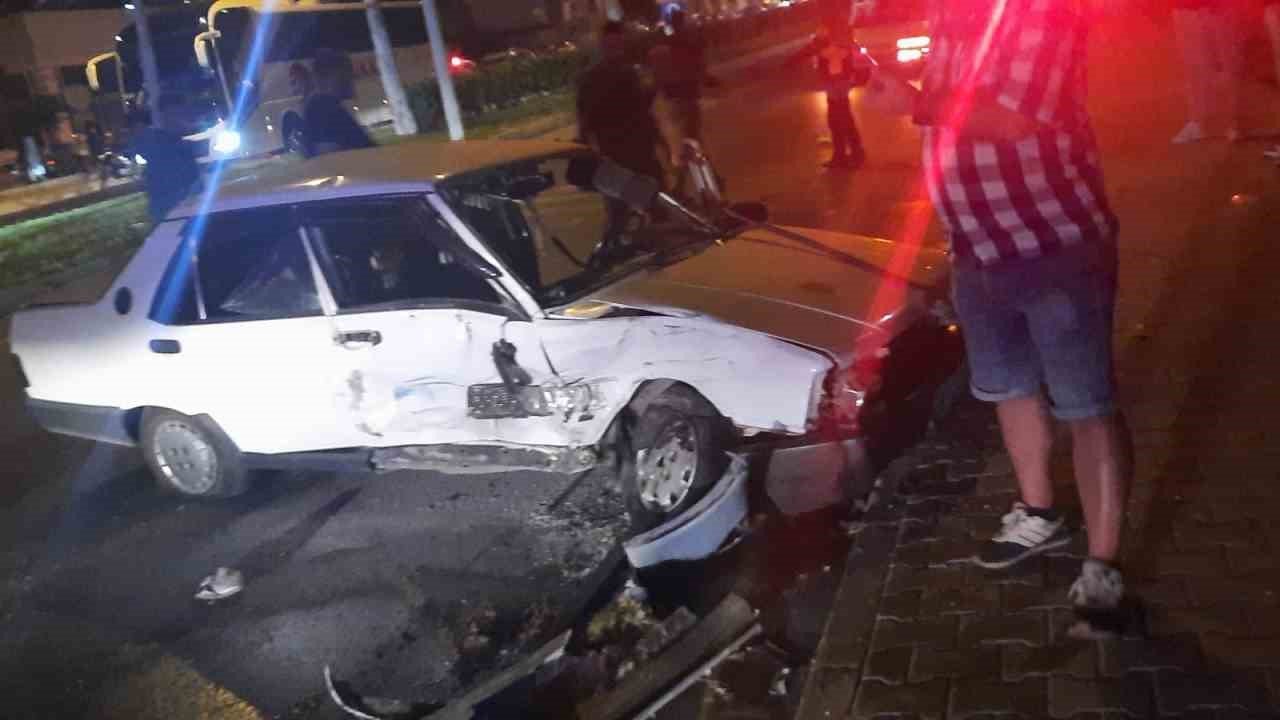 Kontrolden çıkan otomobil kamyonetlere çarptı: 3 yaralı