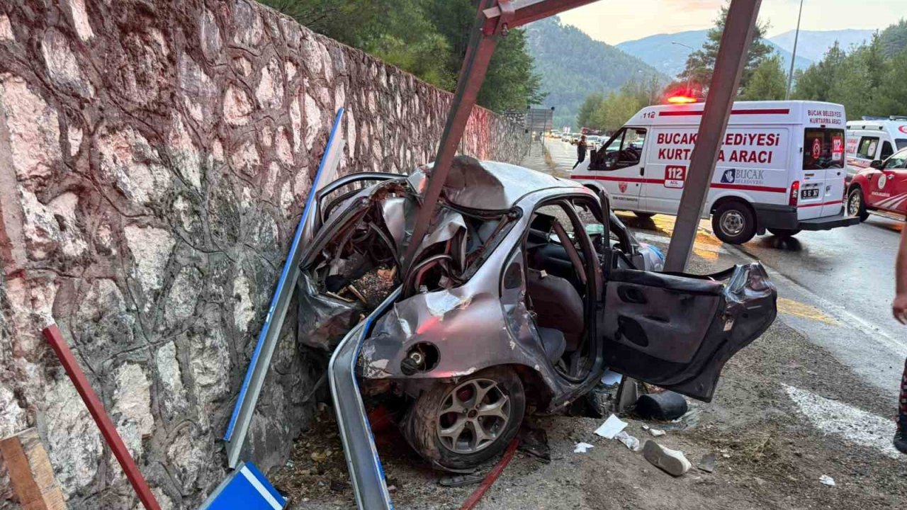 Burdur’da otomobil yol kenarındaki levhaya çarptı: 3 yaralı