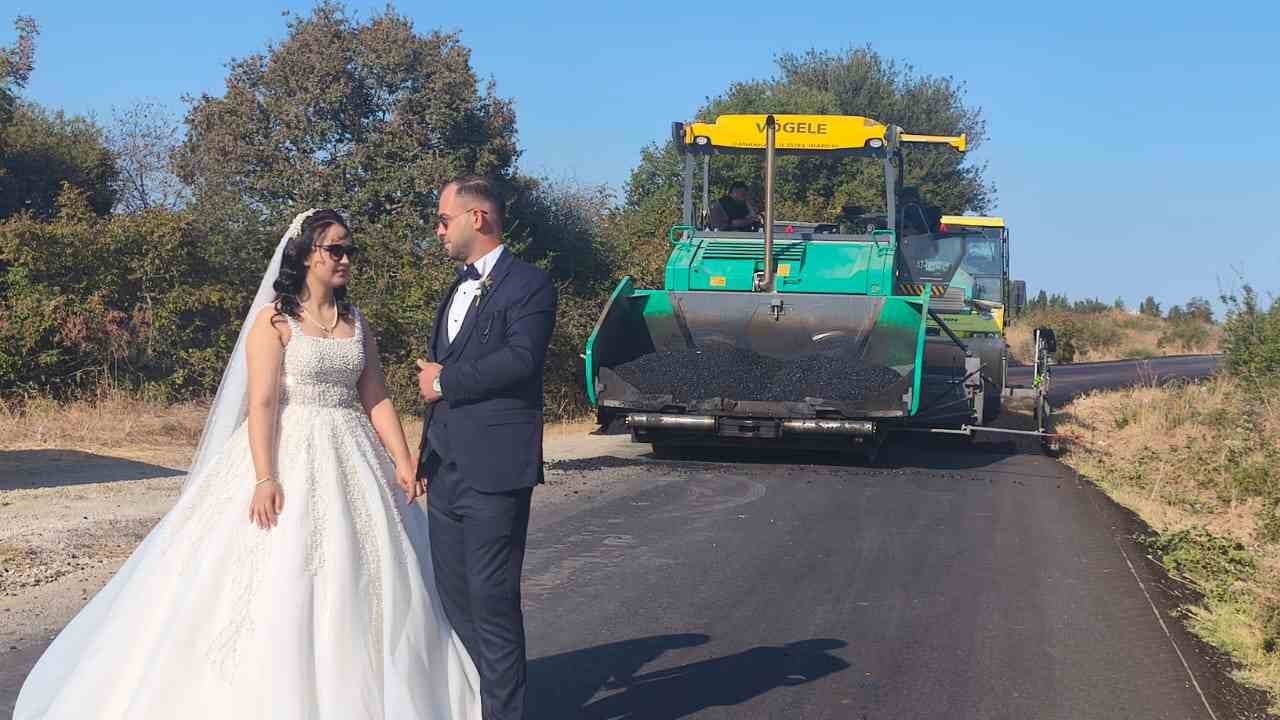 Düğün fotoğrafını damadın iş yerinde sıcak asfalt dökülürken çekildiler