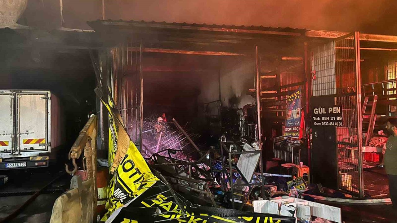 Sanayi sitesindeki yangında 7 iş yeri ve 3 araç yandı