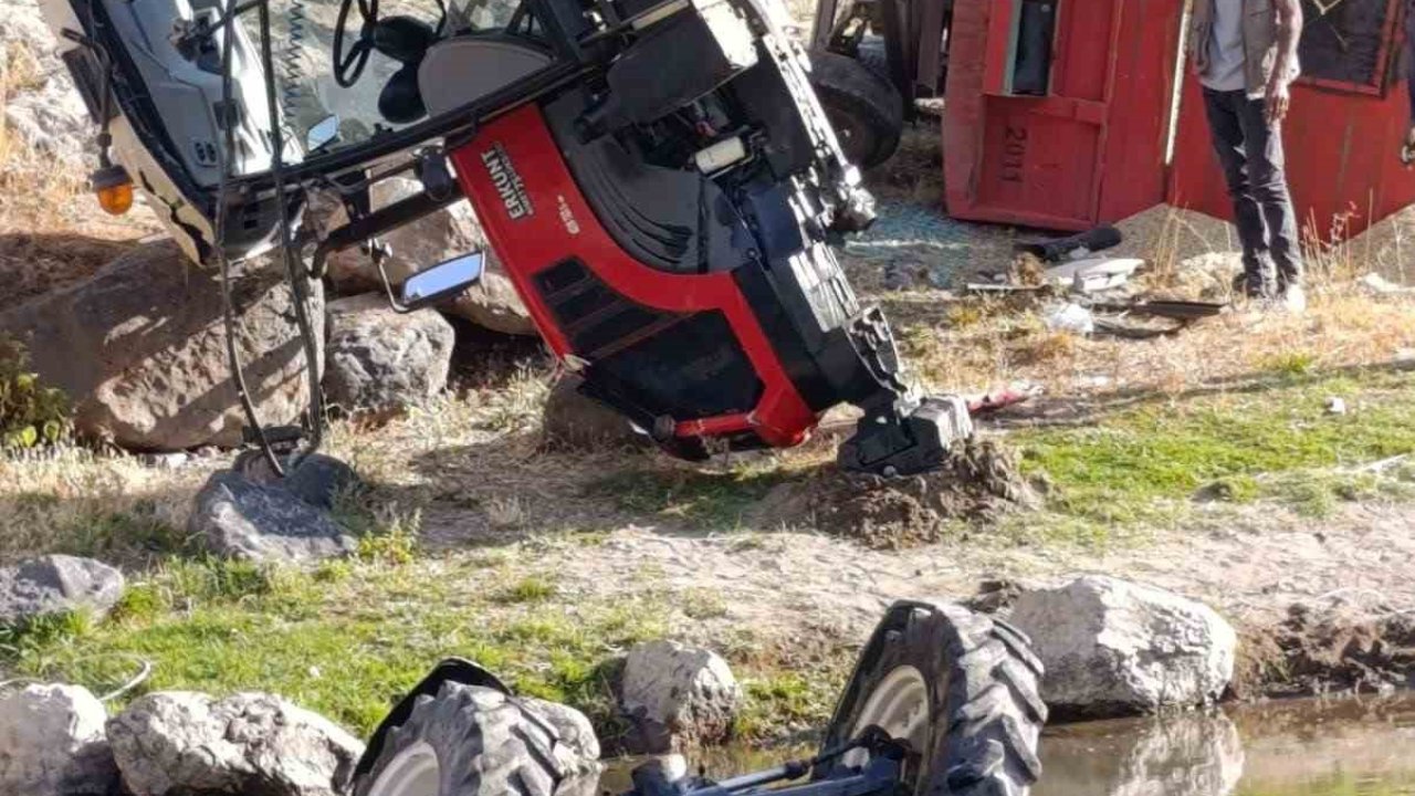 Patnos’ta traktör dereye yuvarlandı