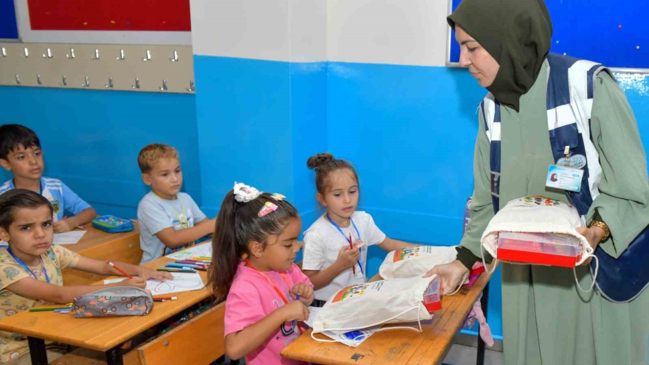 Esenyurt Belediyesi 26 bin öğrenciye kırtasiye seti dağıttı