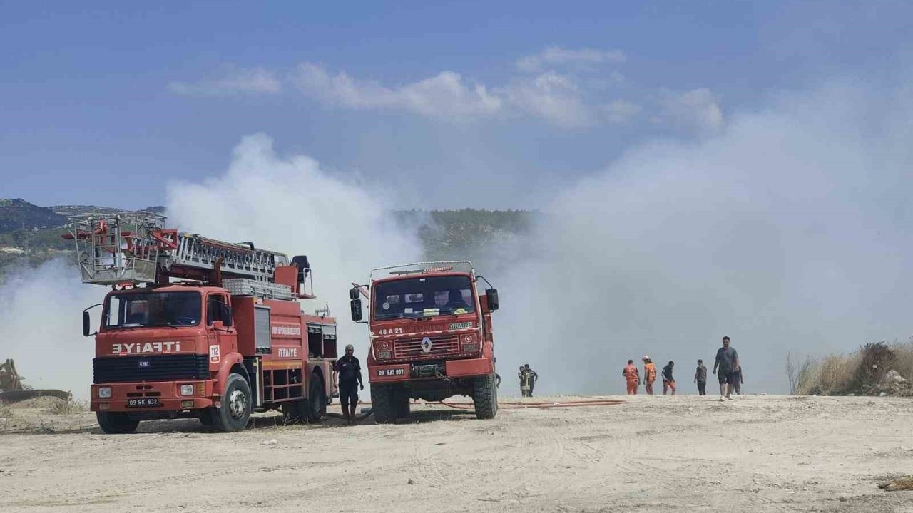Kuşadası’nda hafriyat ve moloz döküm alanında çıkan yangın kontrol altında alındı