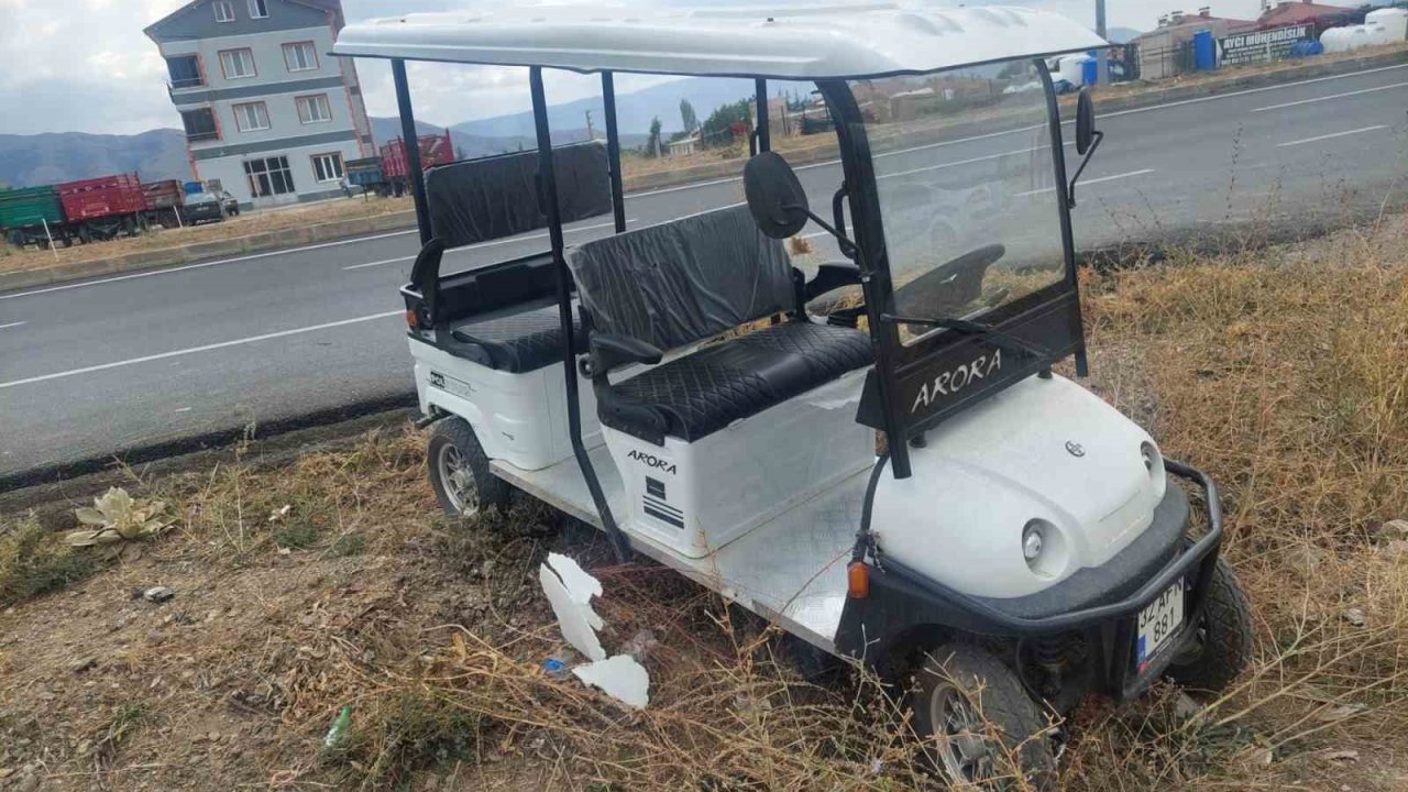 Kontrolden çıkan golf aracı yol kenarına savruldu, sürücü yaralandı