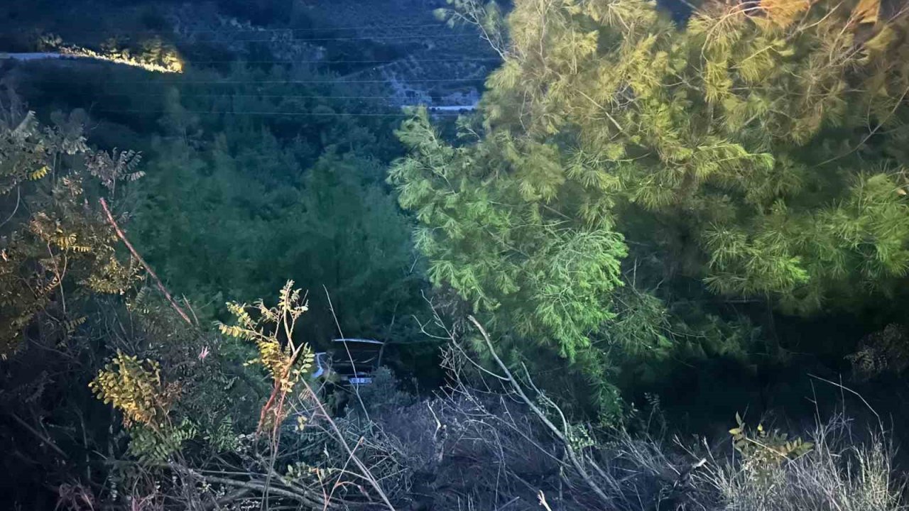 Osmaniye’de otomobil uçuruma yuvarlandı: 3 yaralı