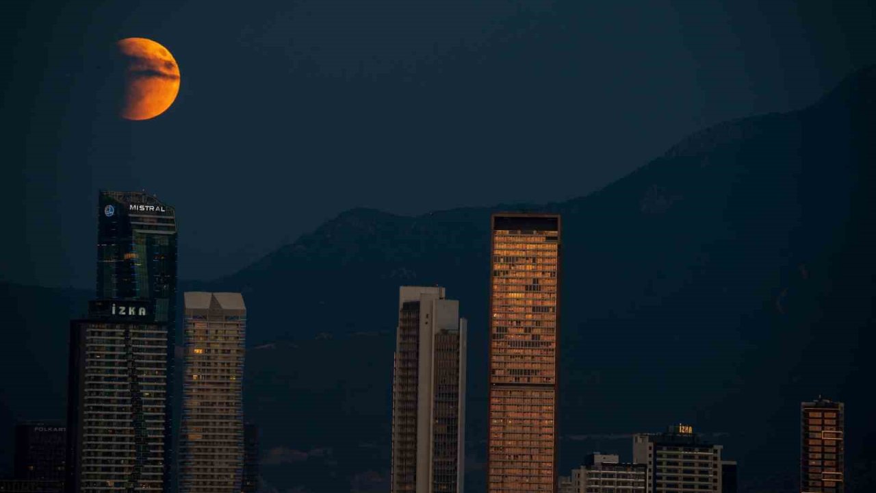 Kanlı ay İzmir’e görsel şölen yaşattı