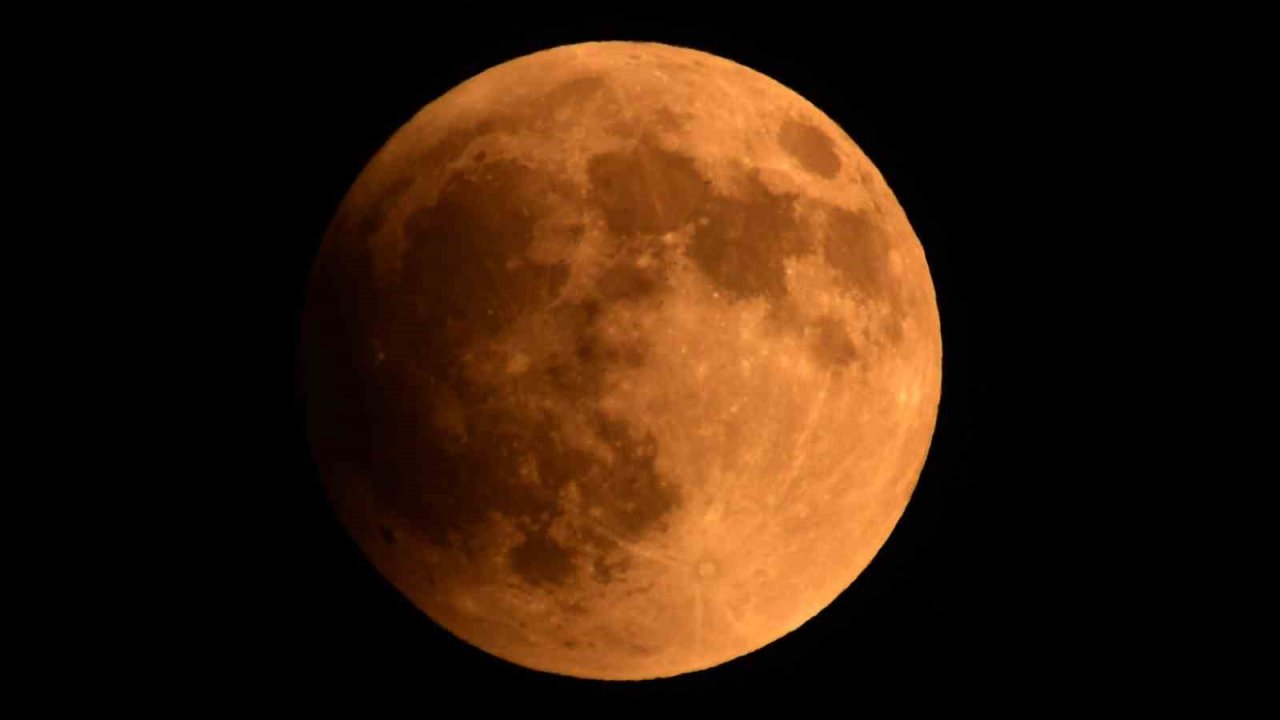 Ahlat’ta ’Kanlı Ay’ tutulması görüntülendi