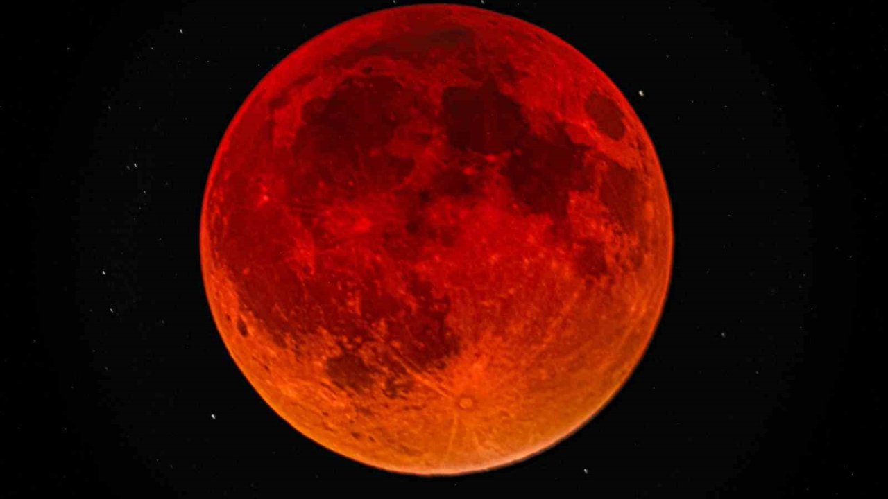 "Kanlı Ay" Bitlis semalarında görüntülendi