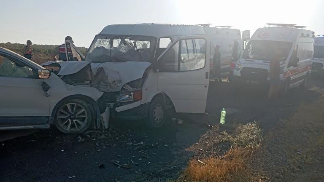 Hilvan’da tarım işçilerini taşıyan minibüs ile otomobil çarpıştı: 10 yaralı