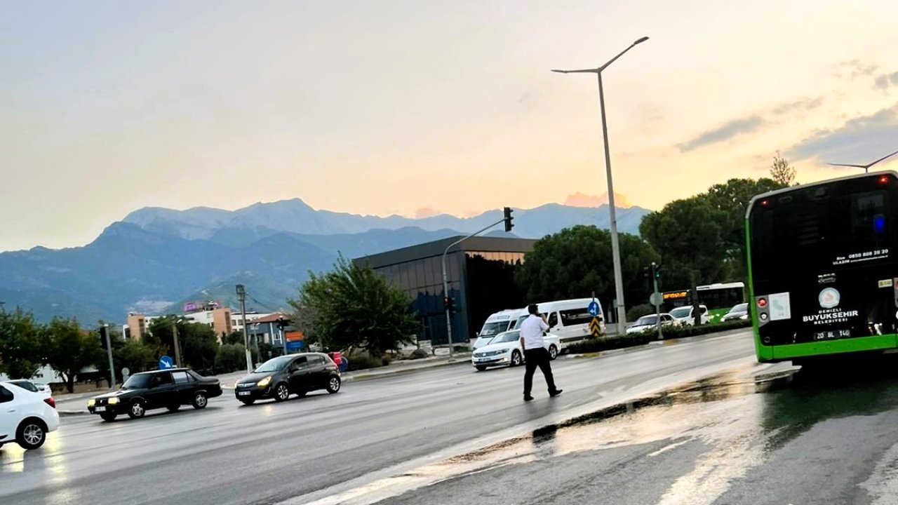 Belediye otobüsünden dökülen yakıt sürücülere zor anlar yaşattı