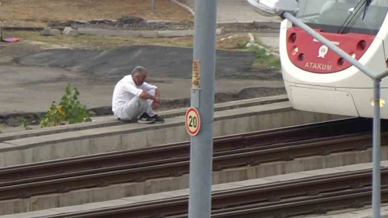 Samsun’da tramvay üst geçidinde şaşkına çeviren anlar