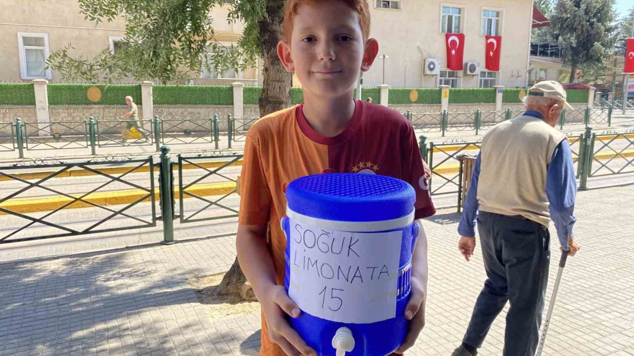 Ticareti merak eden 11 yaşındaki çocuk haftanın bir günü limonata satıyor