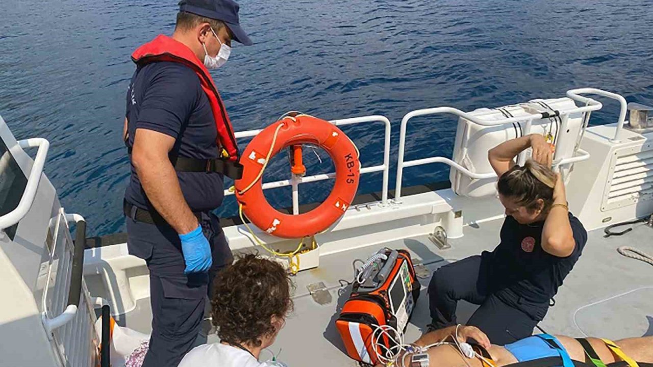 Sahil Güvenlik 2 tekneden 2 vatandaşın tıbbi tahliyesini gerçekleştirdi