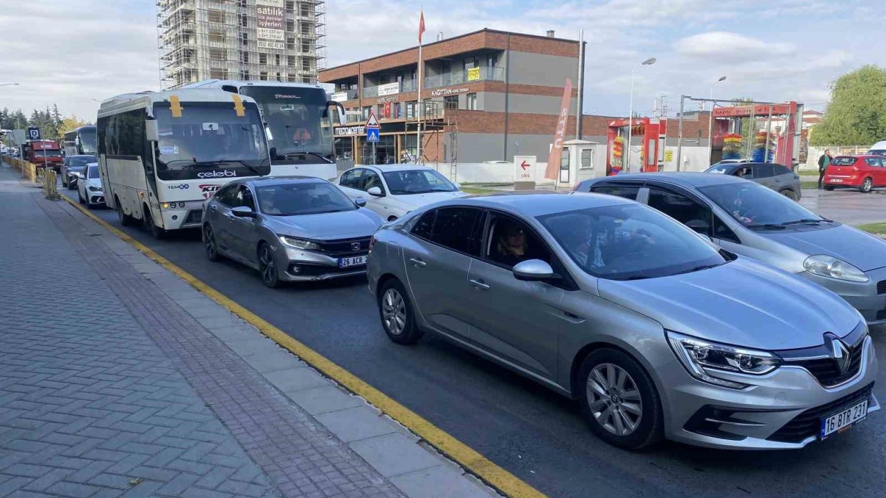 Okulun ilk günü uzun araç kuyrukları oluştu