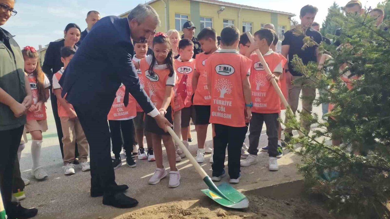 Öğrenciler fidan dikerek derse başladı