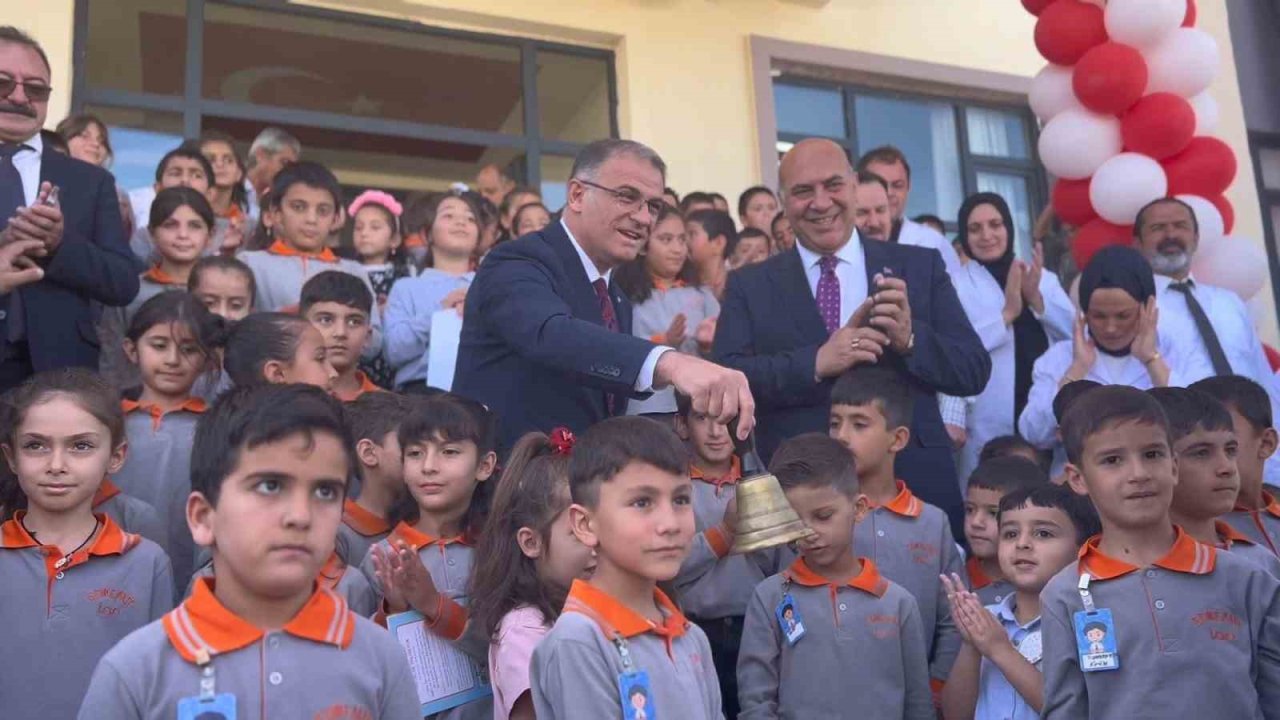 Van’da 275 bin 363 öğrenci için ders zili çaldı