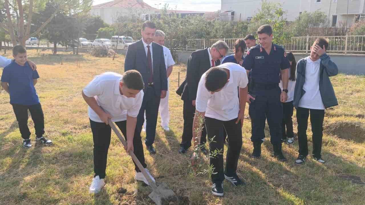 Tekirdağ’da liseliler fidan dikti