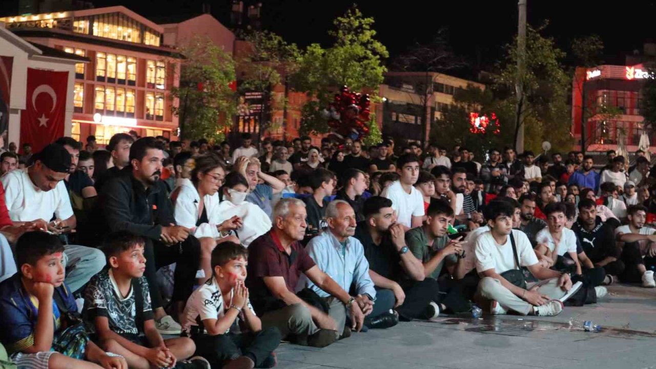 Yalova’da milli takımların maçları dev ekranlarda izlendi