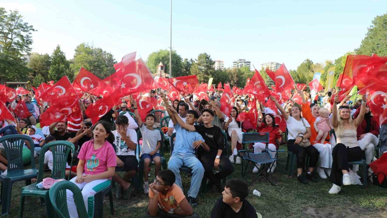 Dev ekranda milli maç heyecanı Kocasinan’da yaşandı