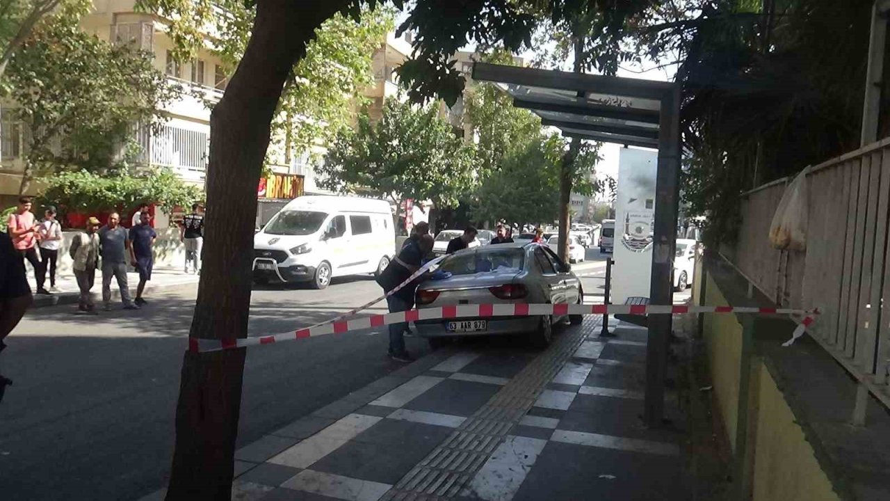 Şanlıurfa’da otomobil durakta bekleyenlere çarptı: 1 öğrenci öldü, 3 kişi yaralandı
