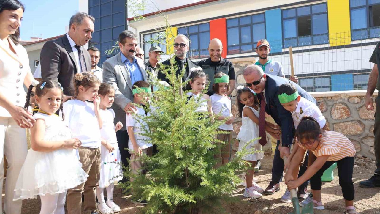 Minik öğrenciler, fidan dikerek okula başladı