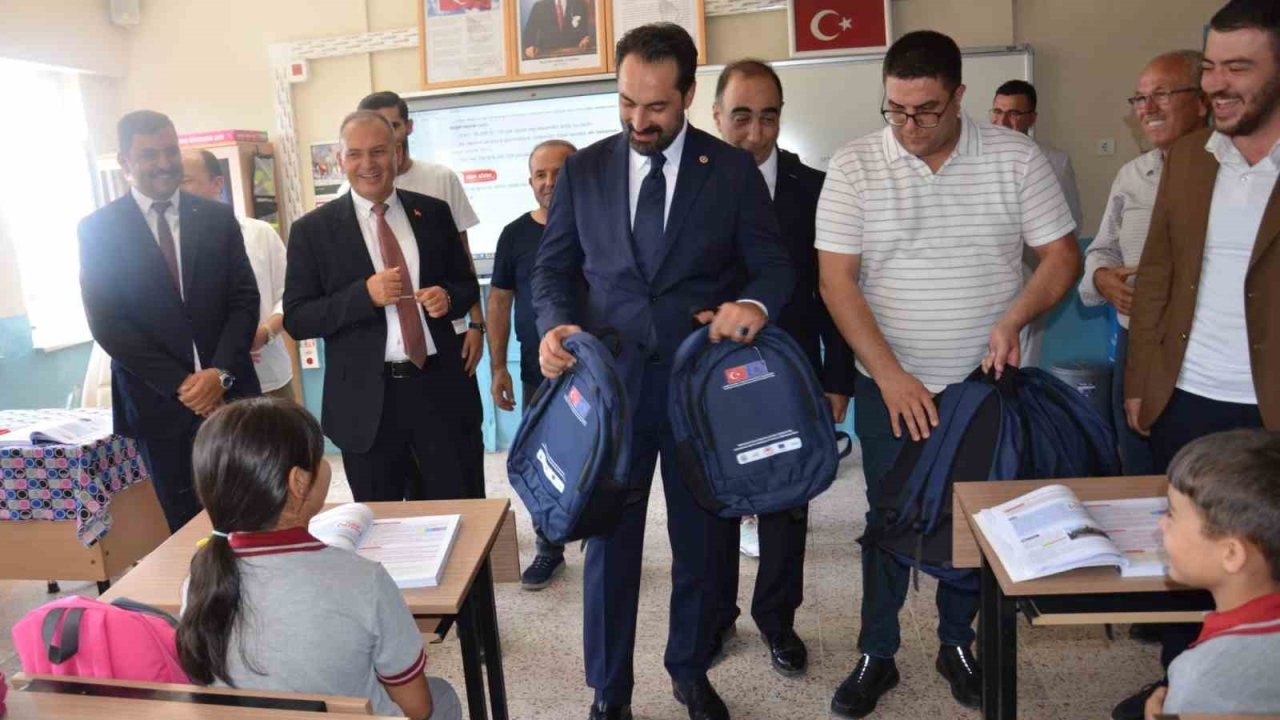 Öğrencilere okulun ilk gününde çanta sürprizi