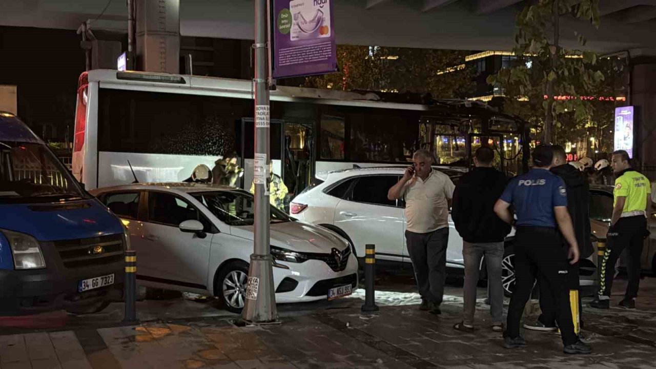 Şişli’de turistleri taşıyan tur otobüsü alev alev yandı