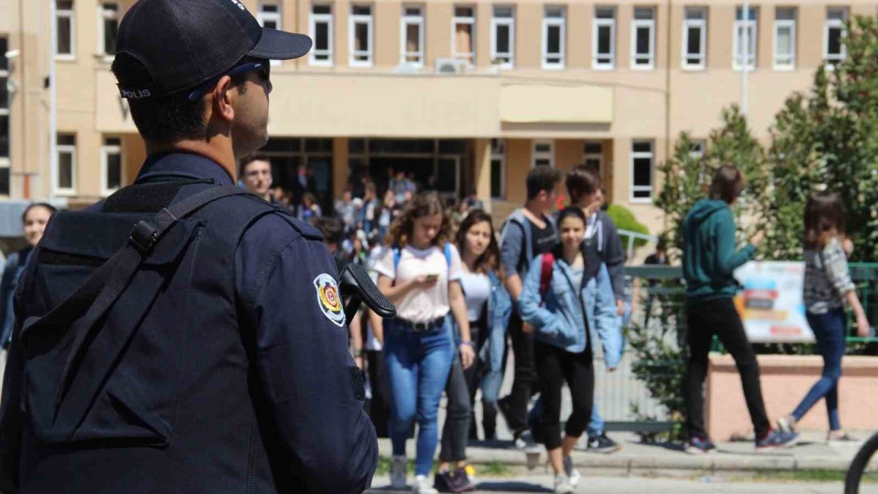 Okul önlerinde polis denetimleri başladı