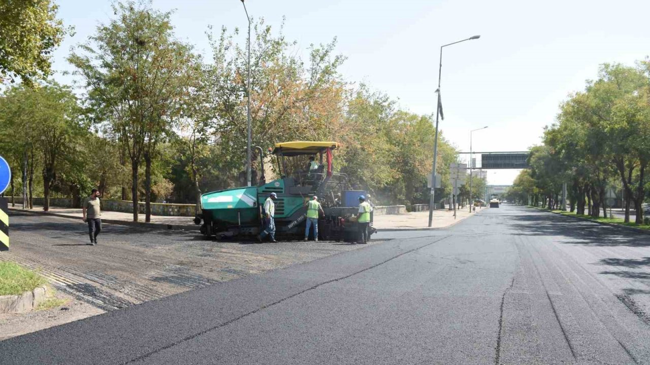 Diyarbakır’da 11 kilometrelik 11 cadde ve bulvara 30 bin ton asfalt serildi