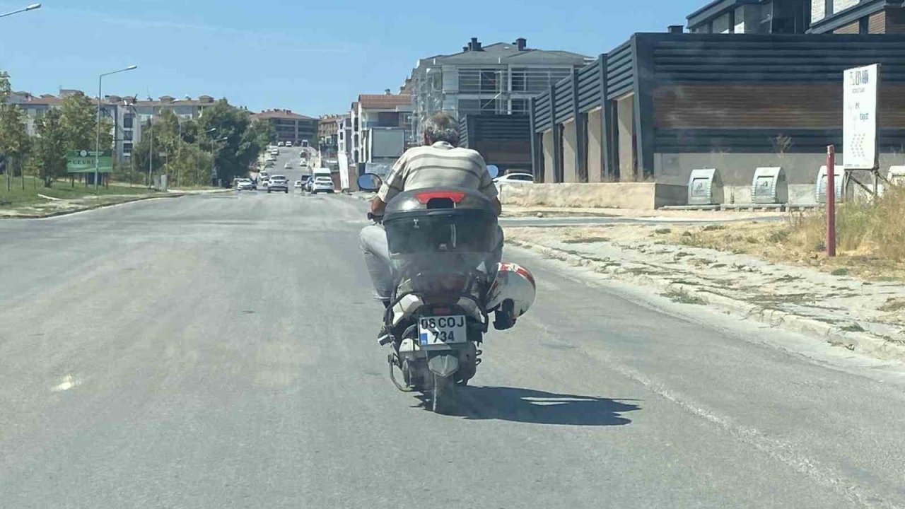 Kaskı kafasına değil motosikletin demirine taktı